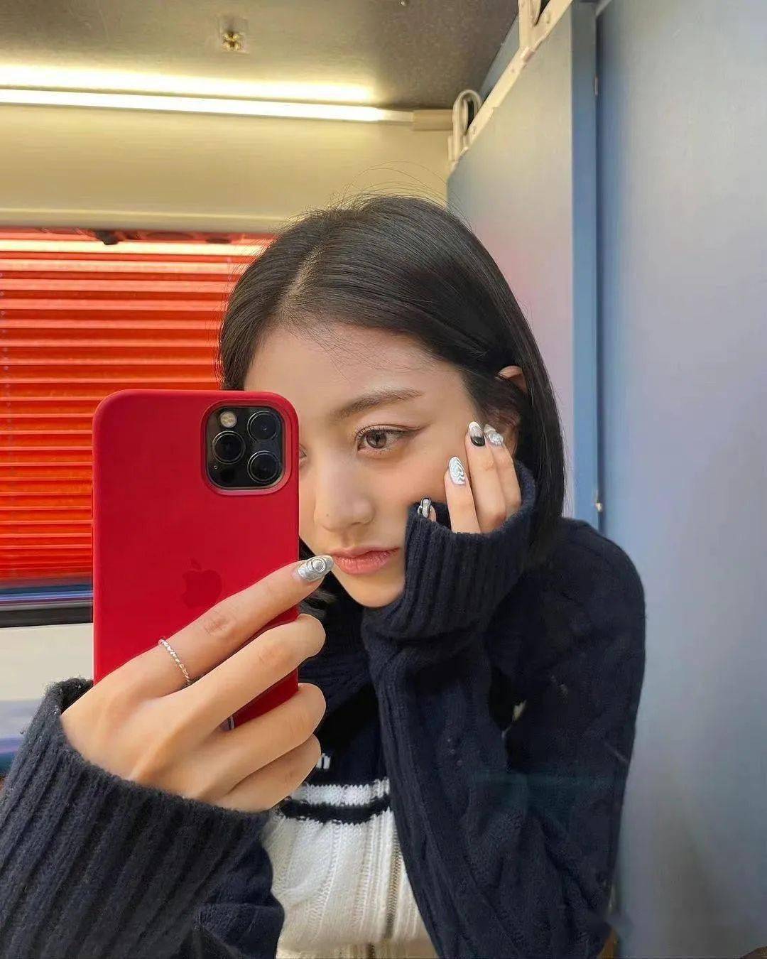 twice志效脸部特写也不被羞辱的颜值掩盖不住的丰满身材