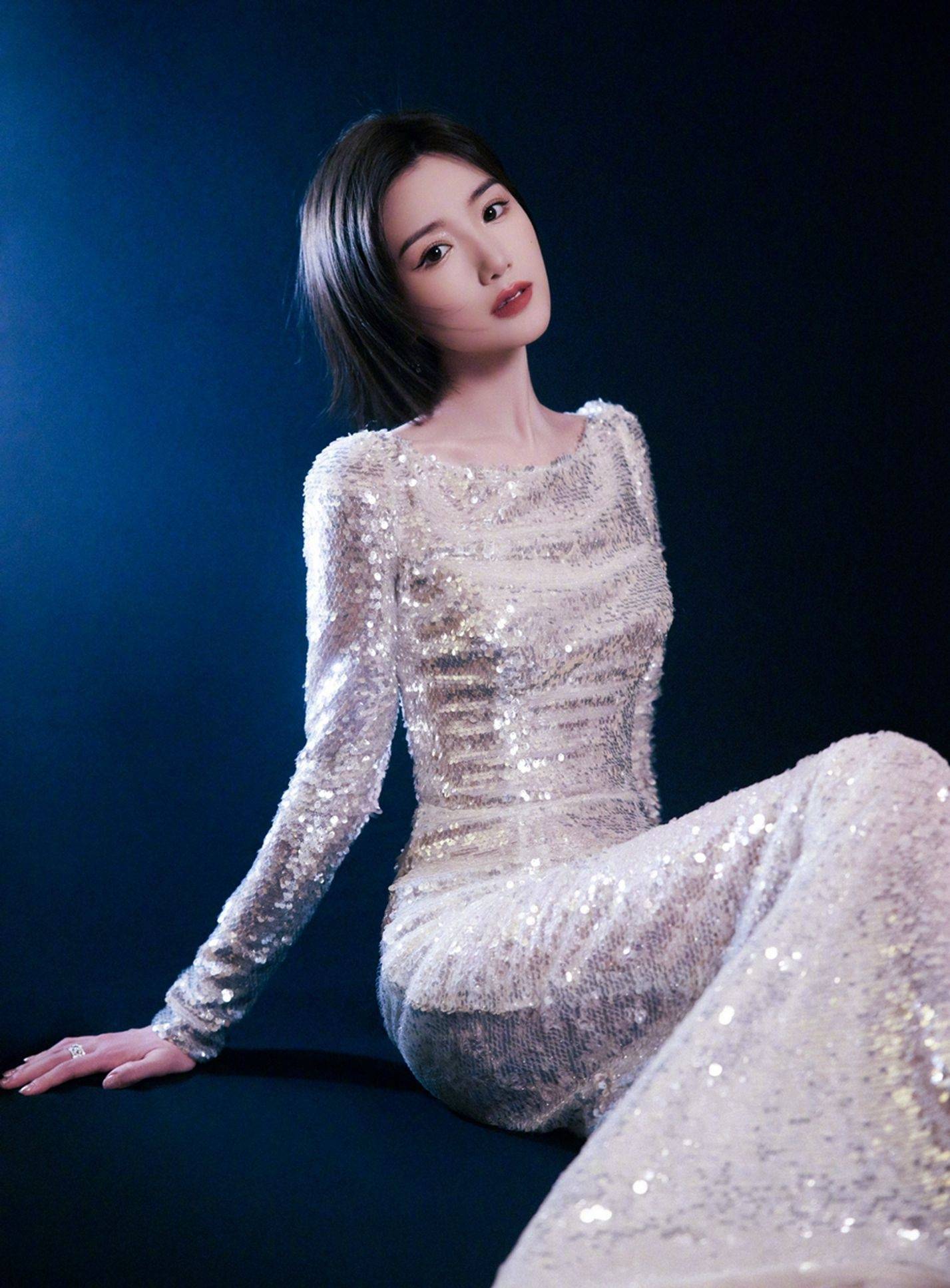 毛晓彤亮闪露背连衣裙性感写真_毛晓彤_连衣裙_写真