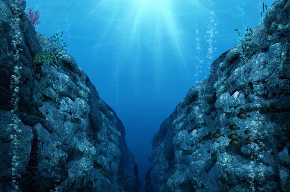 马里亚纳海沟我们也只能送机器进入海底世界探索未知,在几十年前,英国