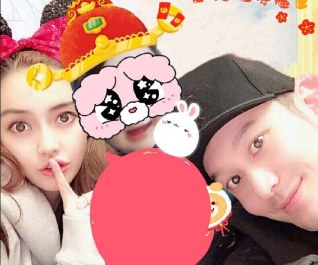 baby抽烟风波后现身,黄晓明父母送小海绵给杨颖,妈妈抱娃显吃力_儿子