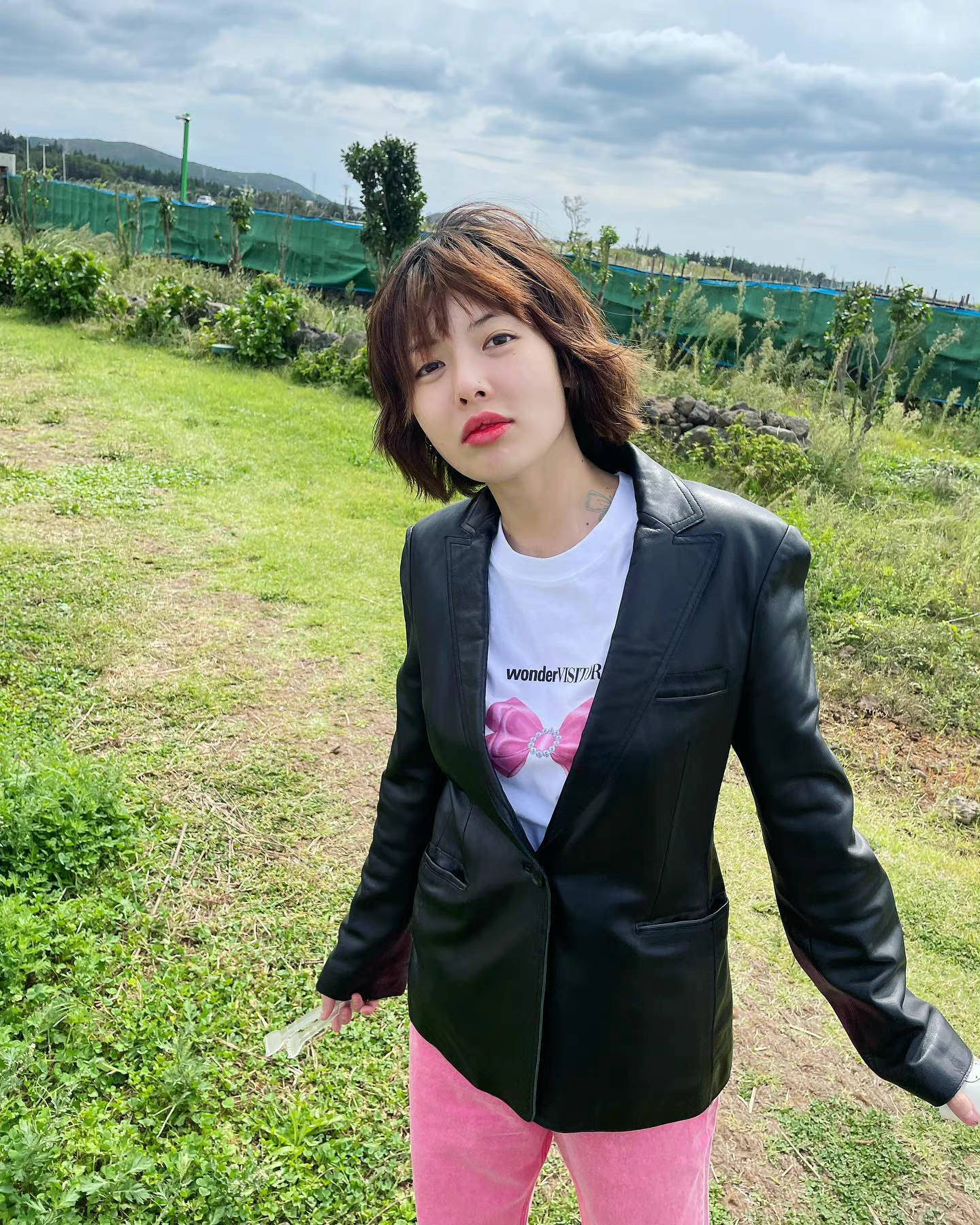 泫雅晒短发造型日常照,引网友热议,像是大妈造型,还有点邋遢?