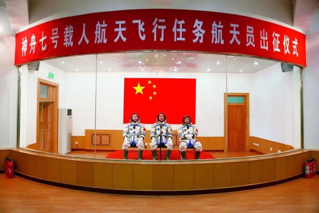 2003年10月15日9时长征二号f火箭再次点火载着神舟五号与杨利伟向太空