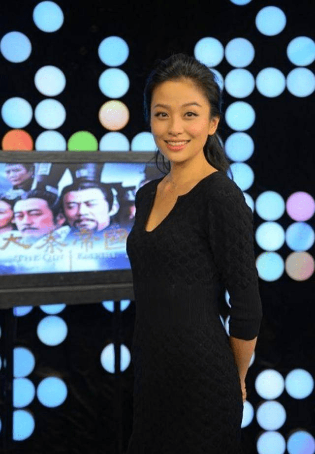 她是环球小姐冠军改做演员,搭档钟汉良成名,如今淡出荧屏被遗忘_齐芳