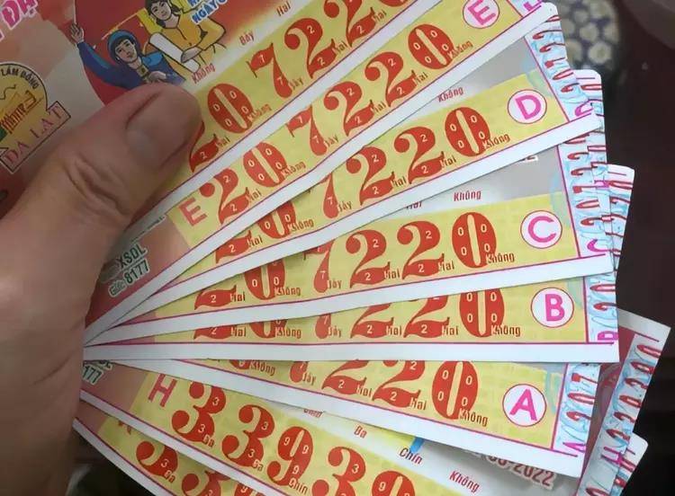 越南大妈误以为中了400万,借3万块请全村人吃大餐后才发现看走眼_阮氏