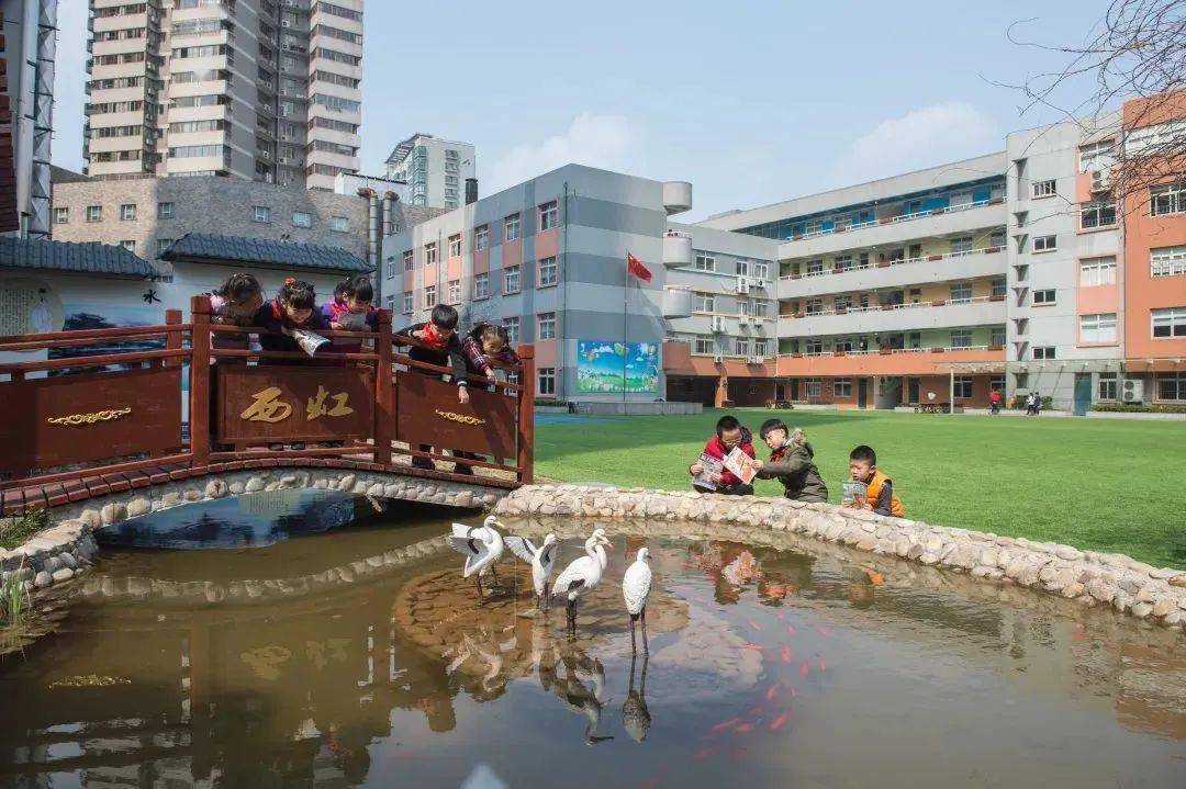 校址:张府园21号就读年级:一年级至六年级南京市府西街小学校址:中山