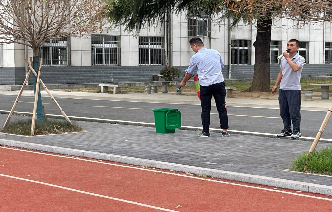 消防演练,筑牢校园安全防线——安乡县黄山头中学消防演练活动_教育
