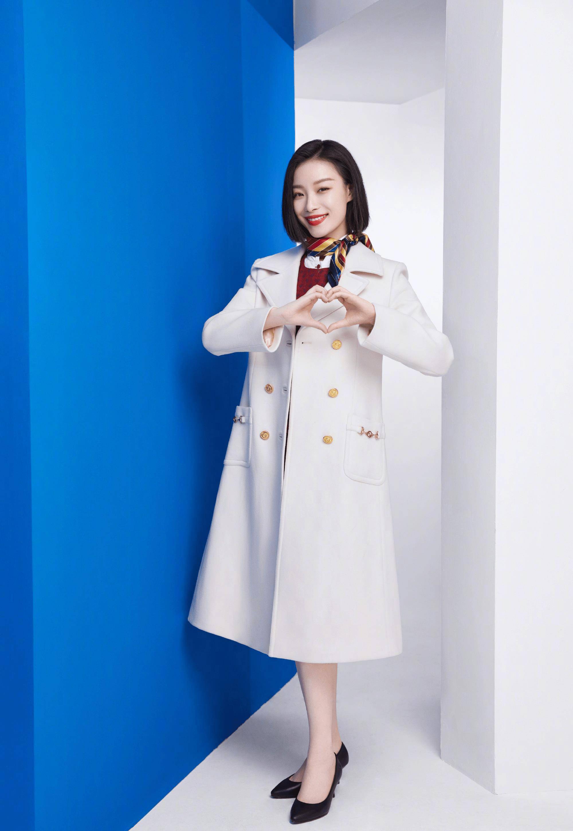 倪妮出手没输过,穿米白色大衣上春晚美成一道光,论好衣品就服她_线条