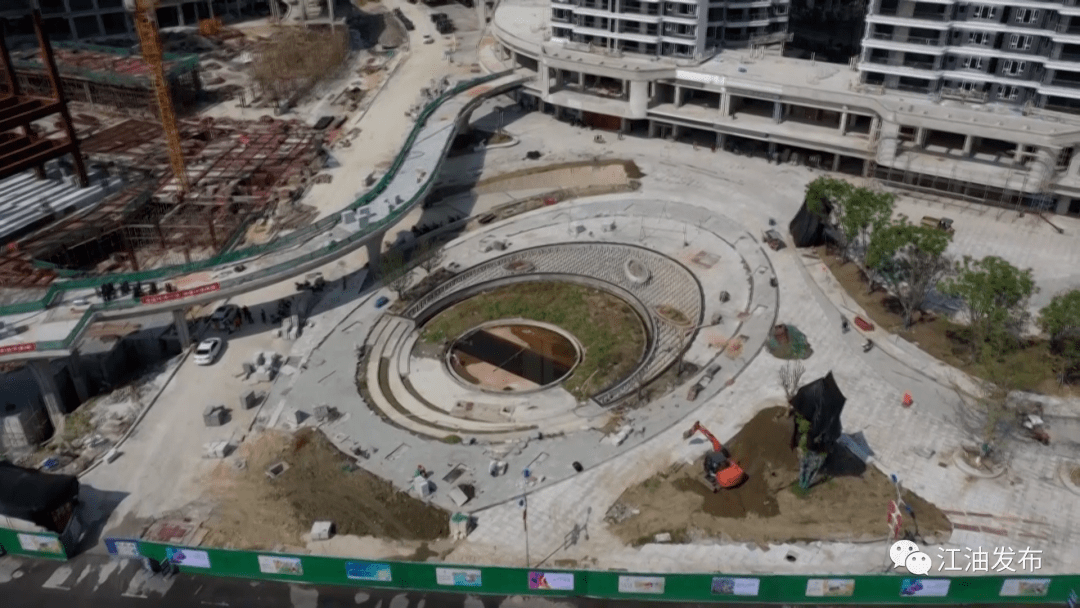 近日,记者走进皓月广场施工现场看到,工人们正在顶着烈日清理已硬化