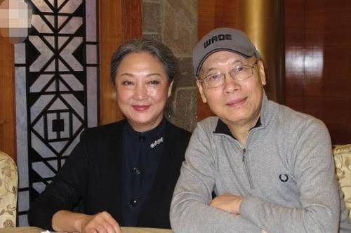 郑佩佩和闺蜜亦舒,只因多看了一眼岳华,两人为之疯狂且"决裂"_感情