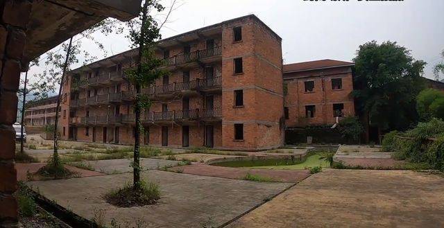 四川乐山废弃建筑群，红砖楼房成片布置，旅游开发却又不见动工