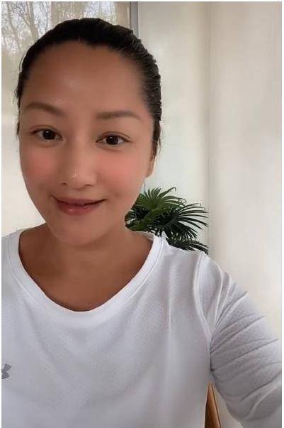 48岁瞿颖罕晒近况,仅5年就胖成了黑版贾玲,是女神还是女汉子?