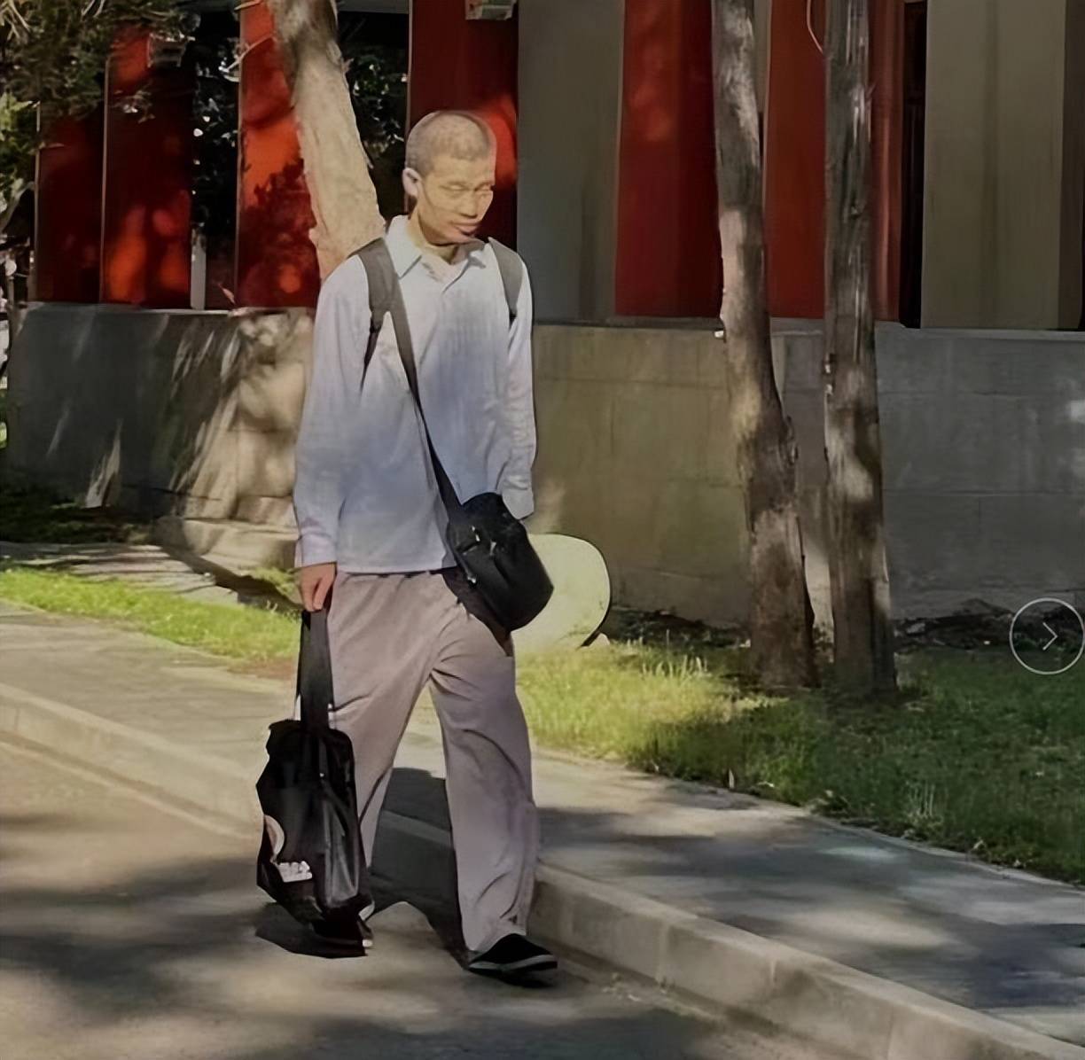 韦东奕在马路边帮同学解答数学问题!