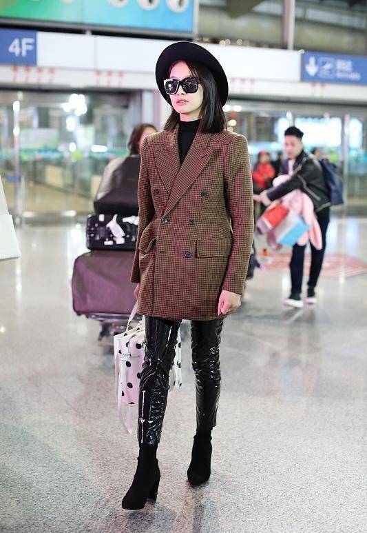 宋茜穿皮裤看着真年轻,而且气场很帅气,气质不输木村光希_裤子_服装