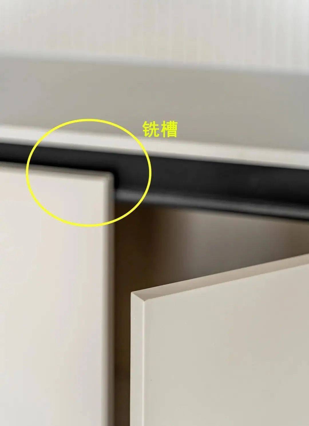 拿取更加方便,下柜做抽屉 储物柜设计,柜门做铣槽设计,整体性比较统一