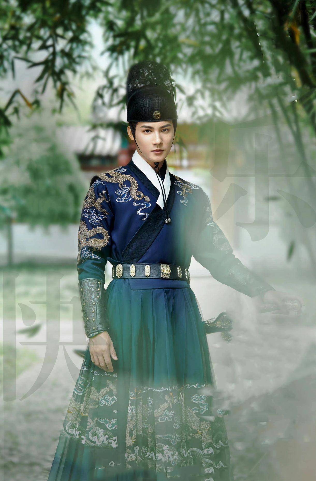 京剧武生出身,唱念做打样样出色.