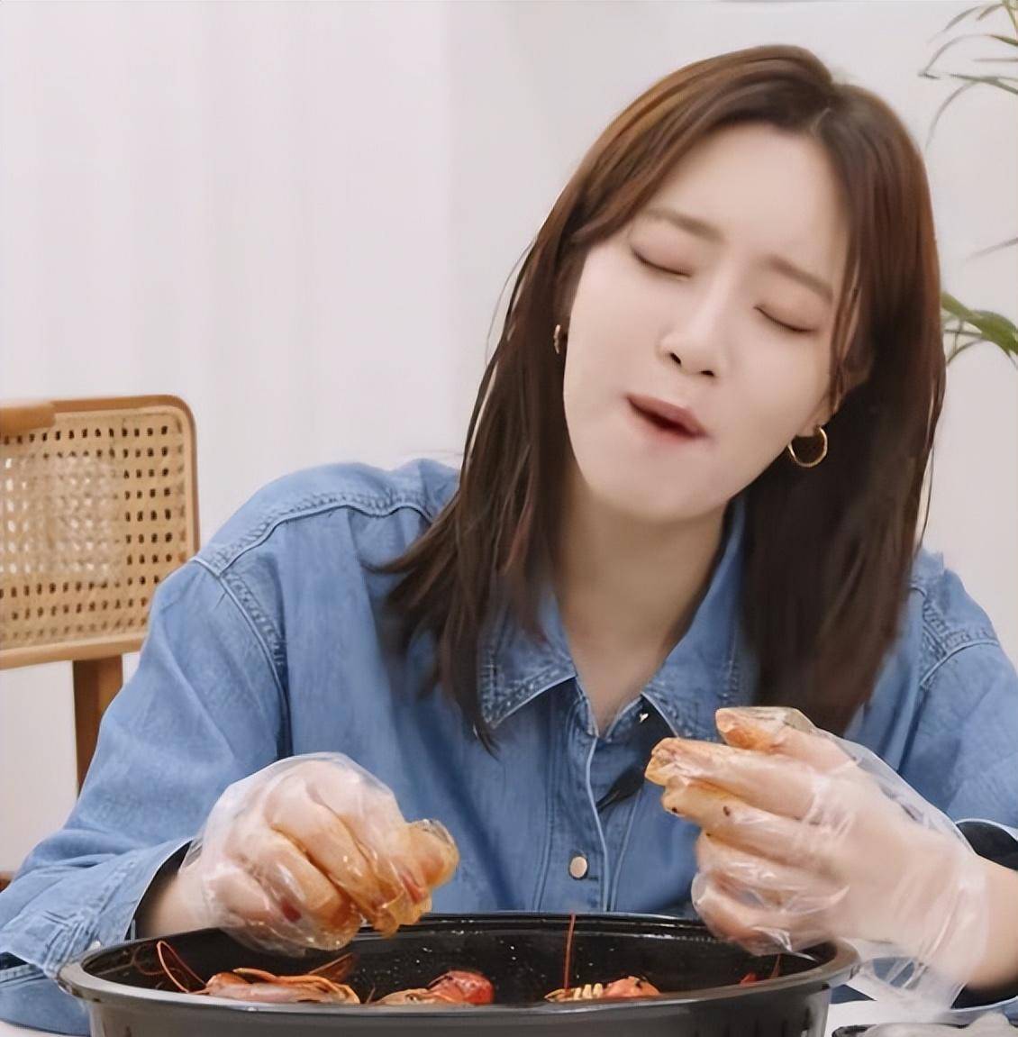 咸恩静吃麻辣小龙虾,还用中文夸"好吃",皮肤状态让人羡慕_舞蹈_舞台