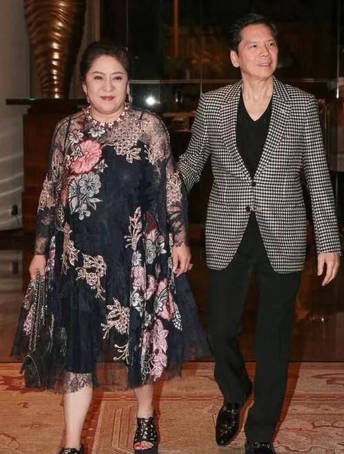 向太陈岚好有贵妇感,穿白色西装搭配黑西裤,简约高级又有质感!