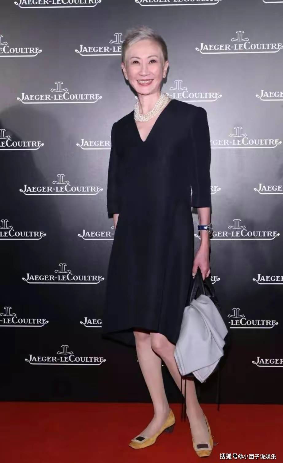 施南生家境优渥,从小就很有主见,15岁的她就独自一人赴英留学,学成