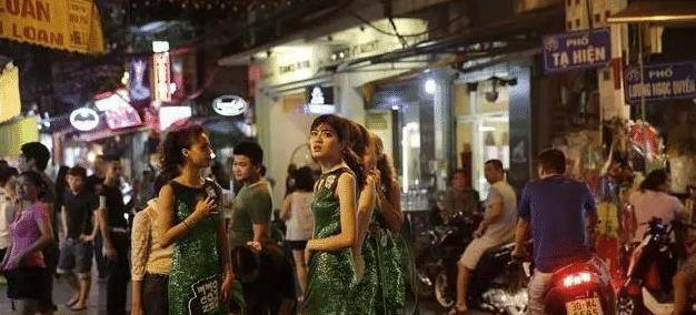 在缅甸夜市，很多当地女人站在路旁，她们究竟是做什么生意的？