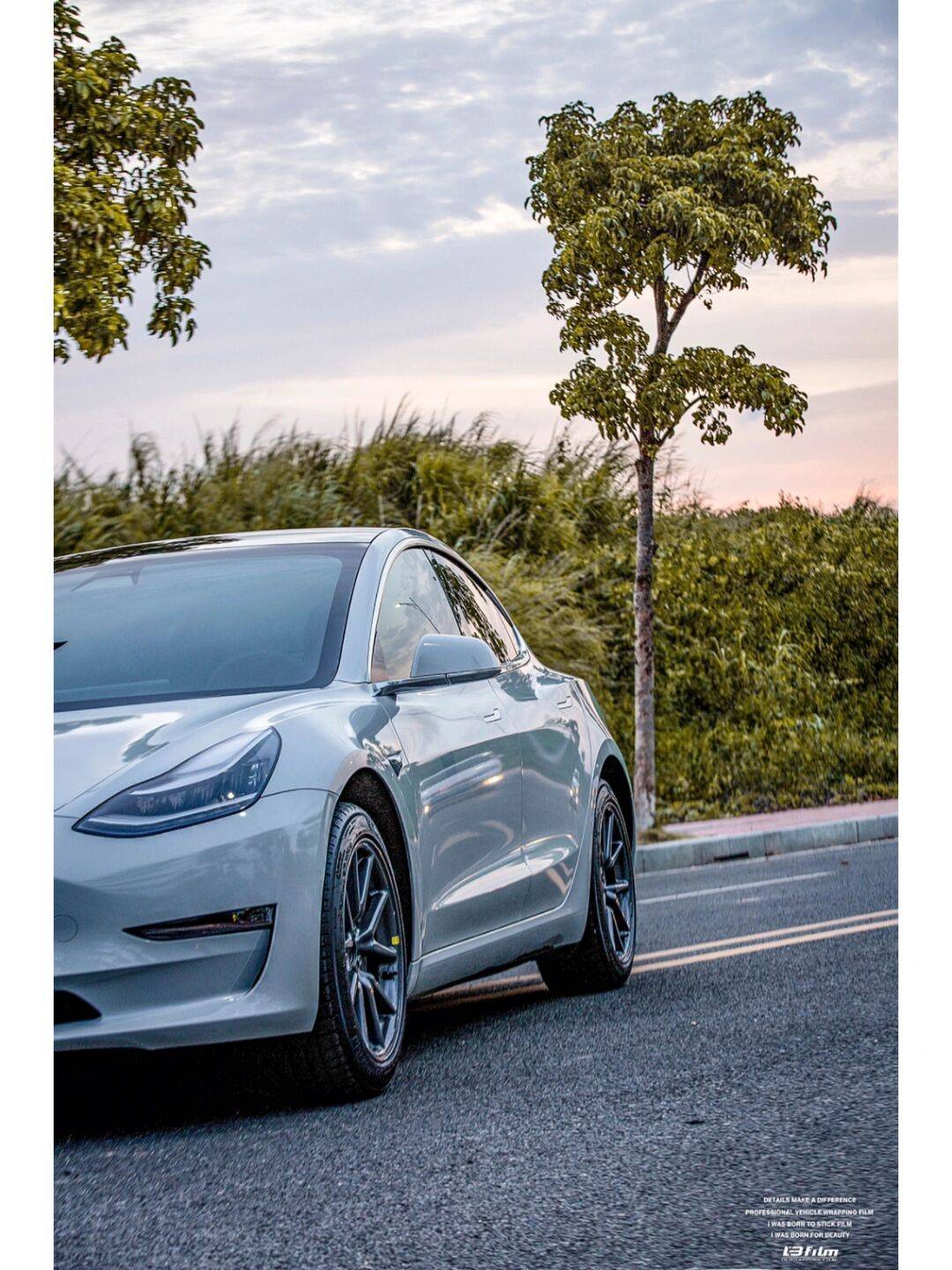 特斯拉lb改色膜高亮火山灰,一款低饱和度的灰色_搜狐汽车_搜狐网