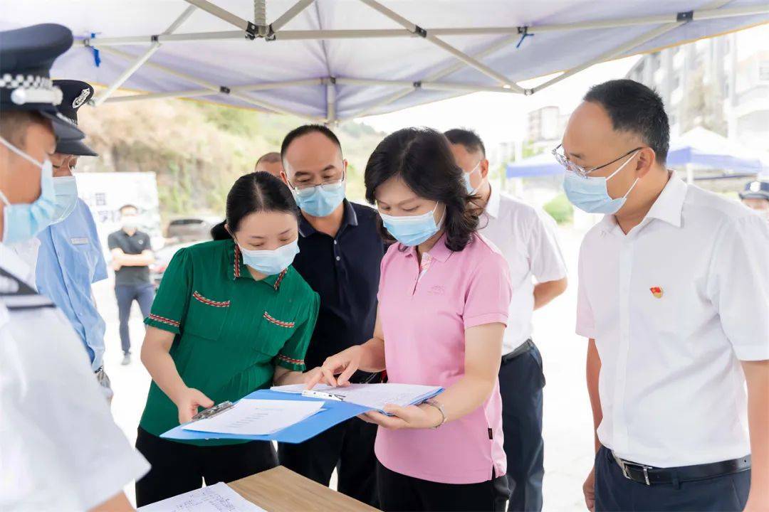 田艳在铜仁市第十七中学调研疫情防控工作