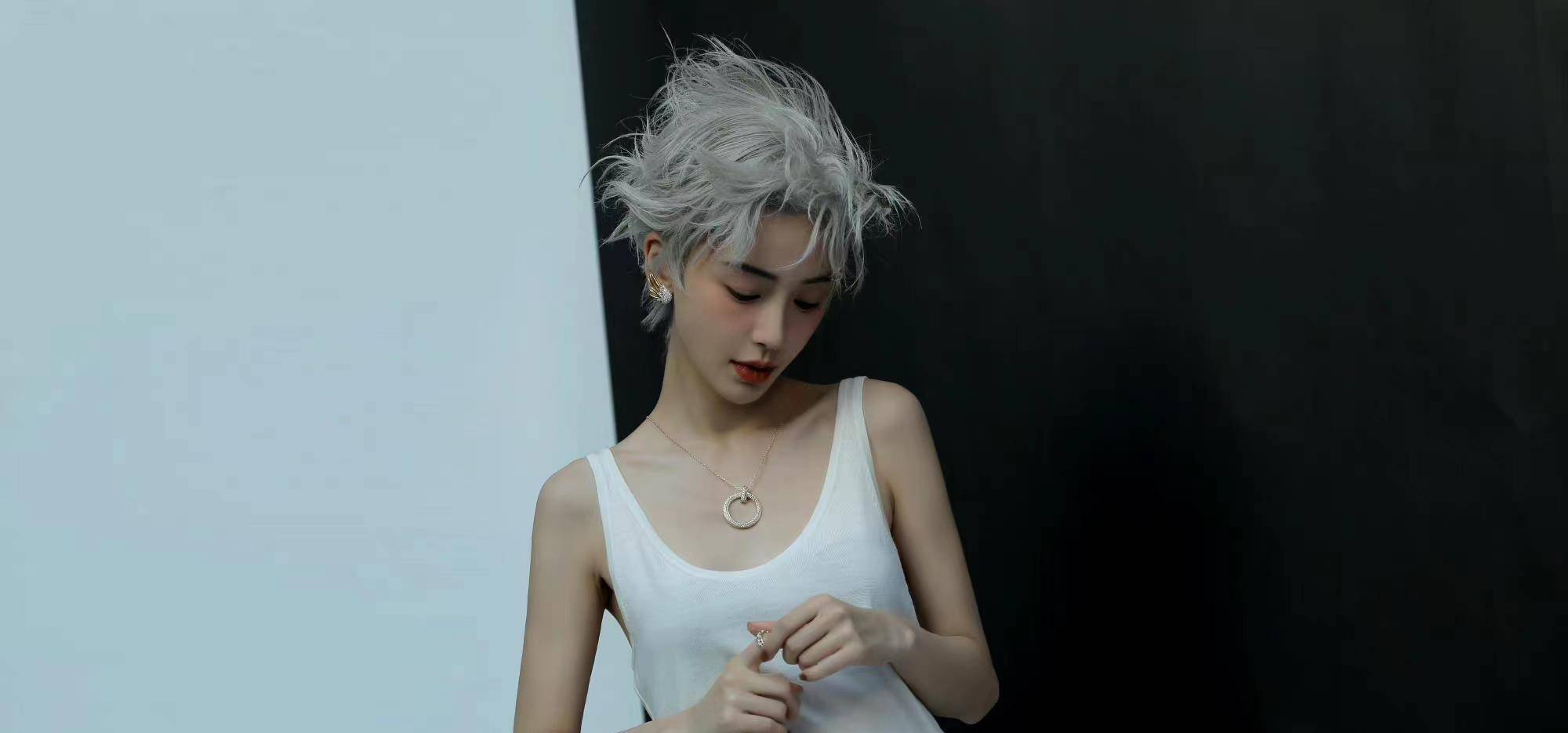 这样一个小心思,将其精致的脸蛋衬托的恰到好处,然后将短发染成银白色