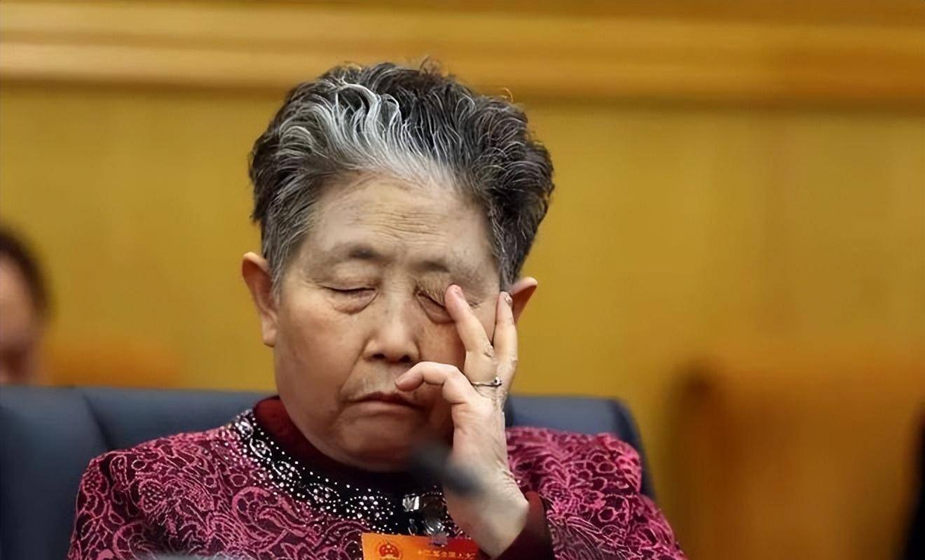 一个建烂尾楼,一个砸"老干妈"招牌,陶华碧被两个儿子坑惨了_小店_顾客