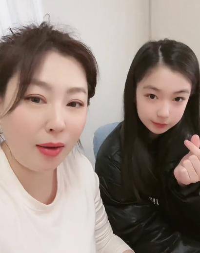 兰妮携兰娜跳舞,扭胯标准长腿尽显似网红,网友:撞脸angelababy