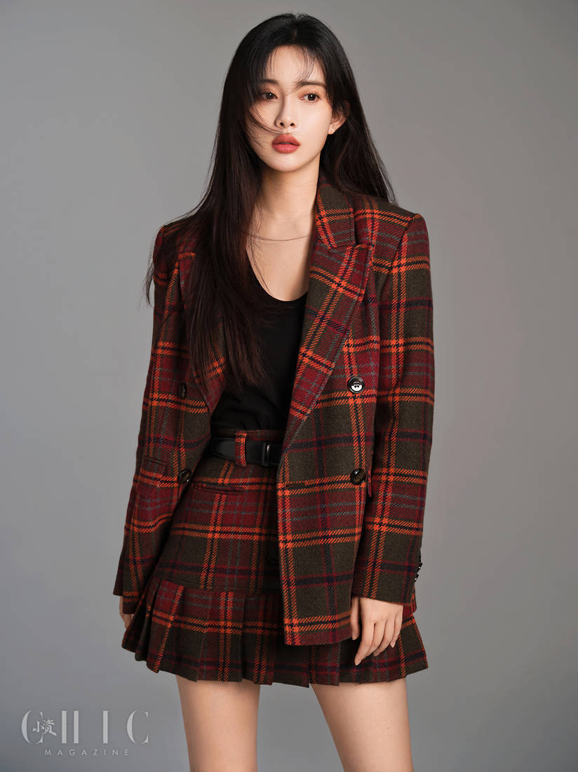 孟子义《chic celebrity》十月刊封面来袭 肆意洒脱尽显时尚张力