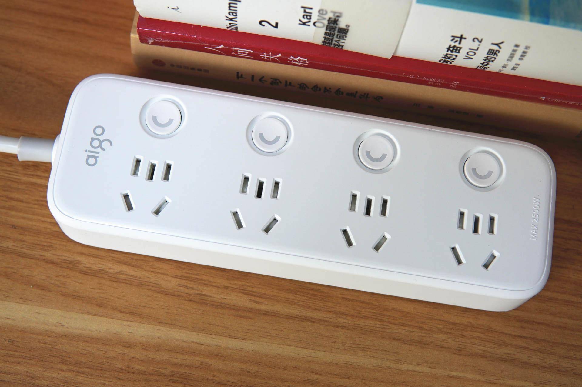 四位四控,aigo新国标插线板简约不简单,横放竖挂两相宜_插座_充电器