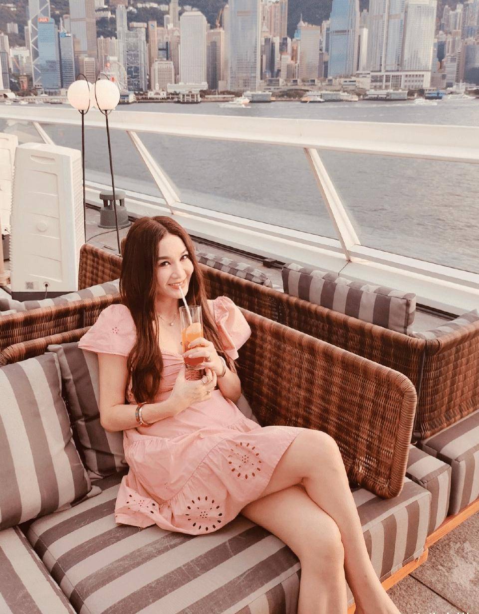 温碧霞成功"扮美",穿粉色泡泡袖连衣裙,真不像奶奶辈的人!