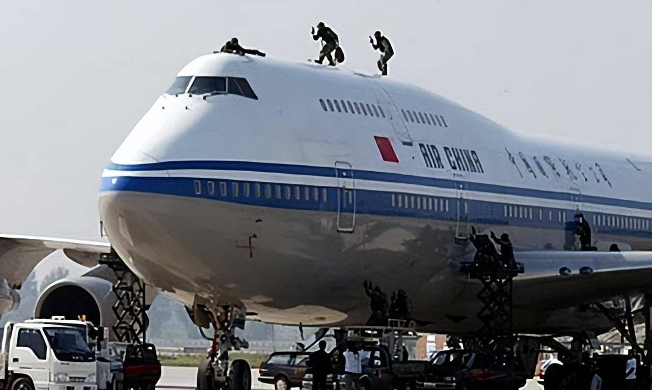 中国民航遭遇劫机犯威胁炸机,降落后被机长一脚踹下飞机_张振海_乘客