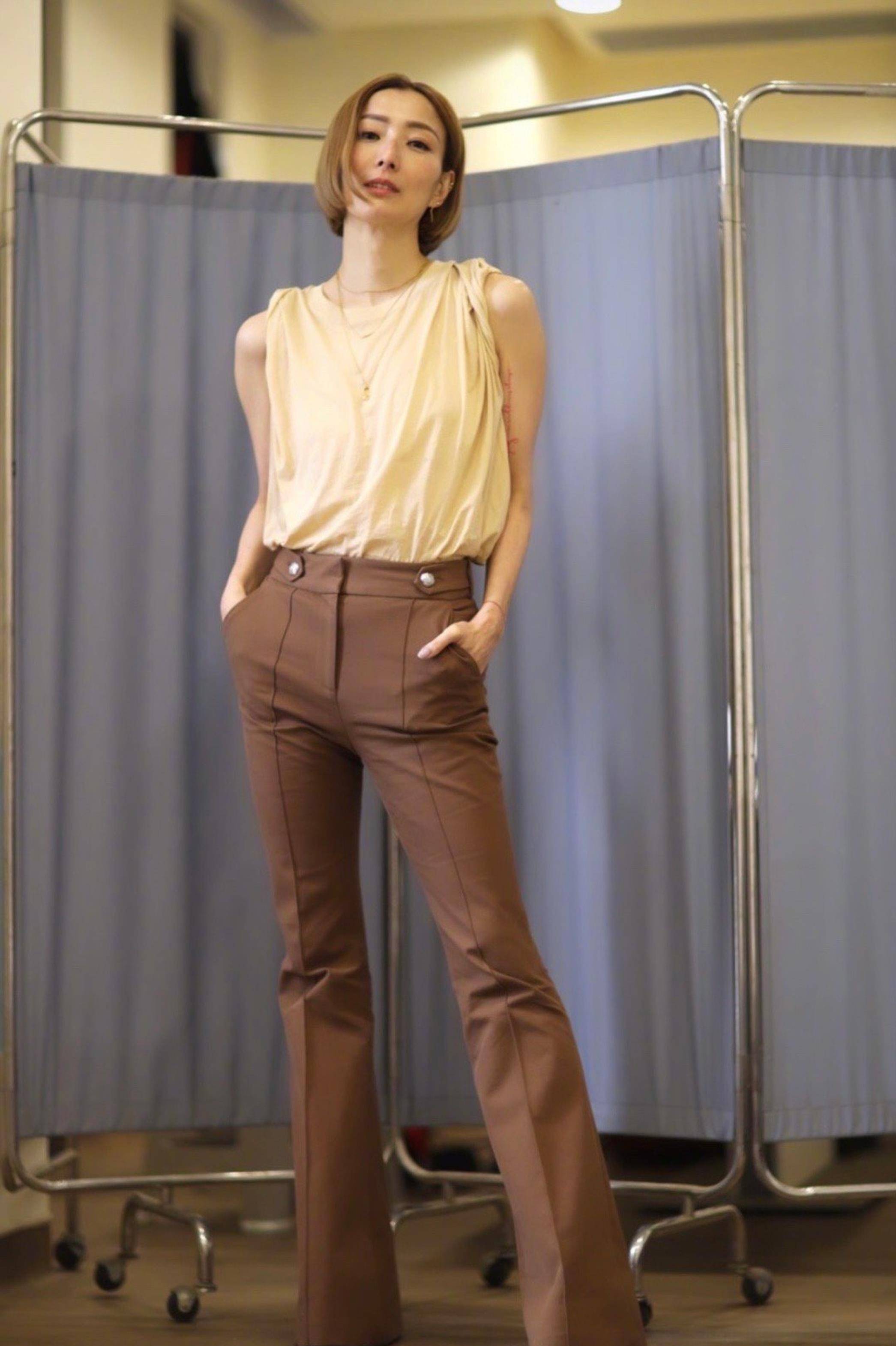 50岁郑秀文穿出了不一样的大龄气质,时髦洋气不老气,尽显年轻范