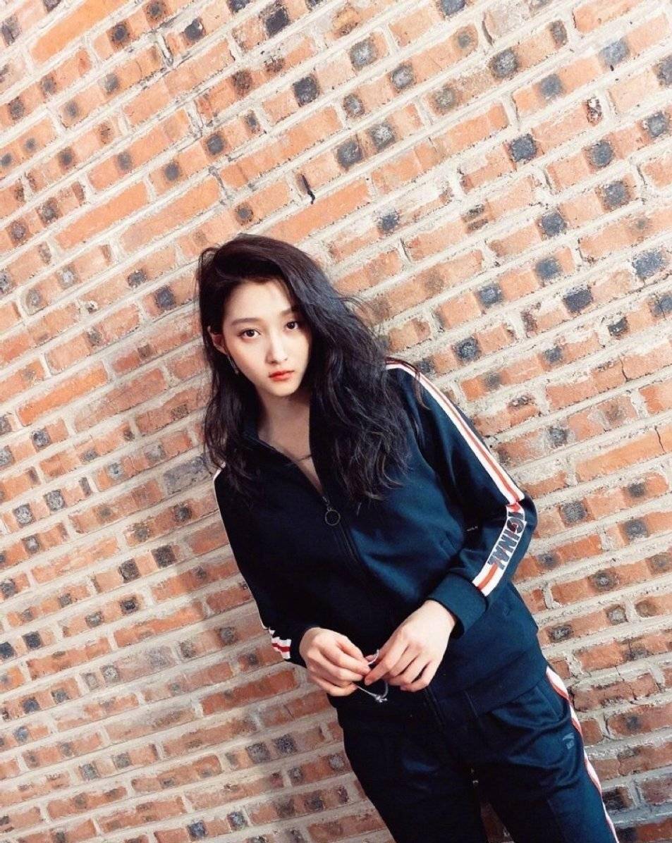 关晓彤衣品越来越好了,私服造型可甜可盐,网友:脖子以下全是腿_的设计