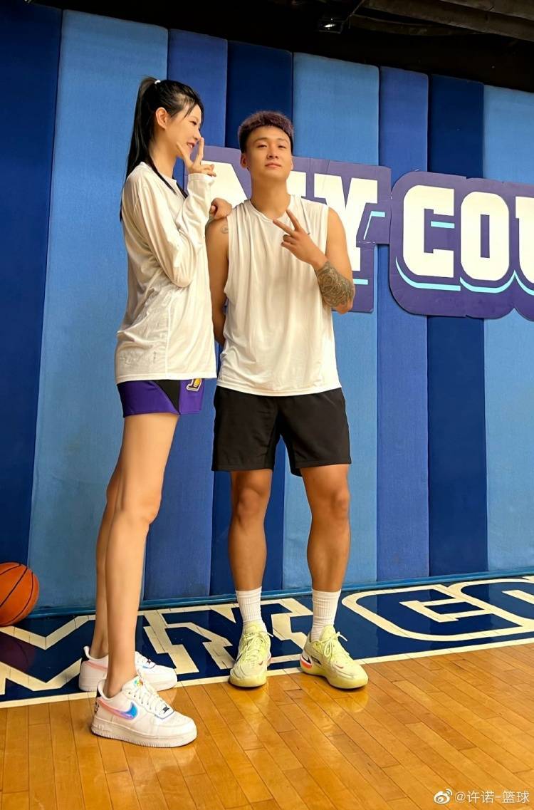 女篮第一美女许诺搂赵睿合影,1米96身高让黑睿小鸟依人_孟非_诺姐