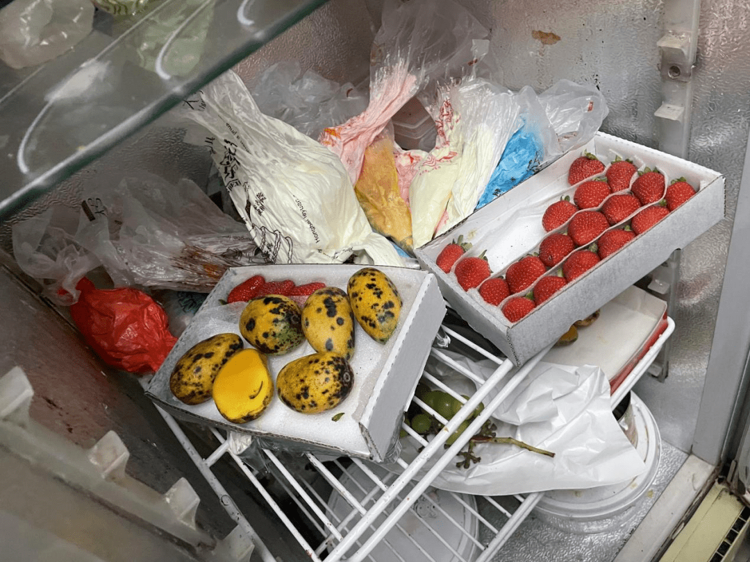 3,垃圾桶未加盖放置;2,加工操作区域卫生环境脏乱差;1,冰柜内食品原