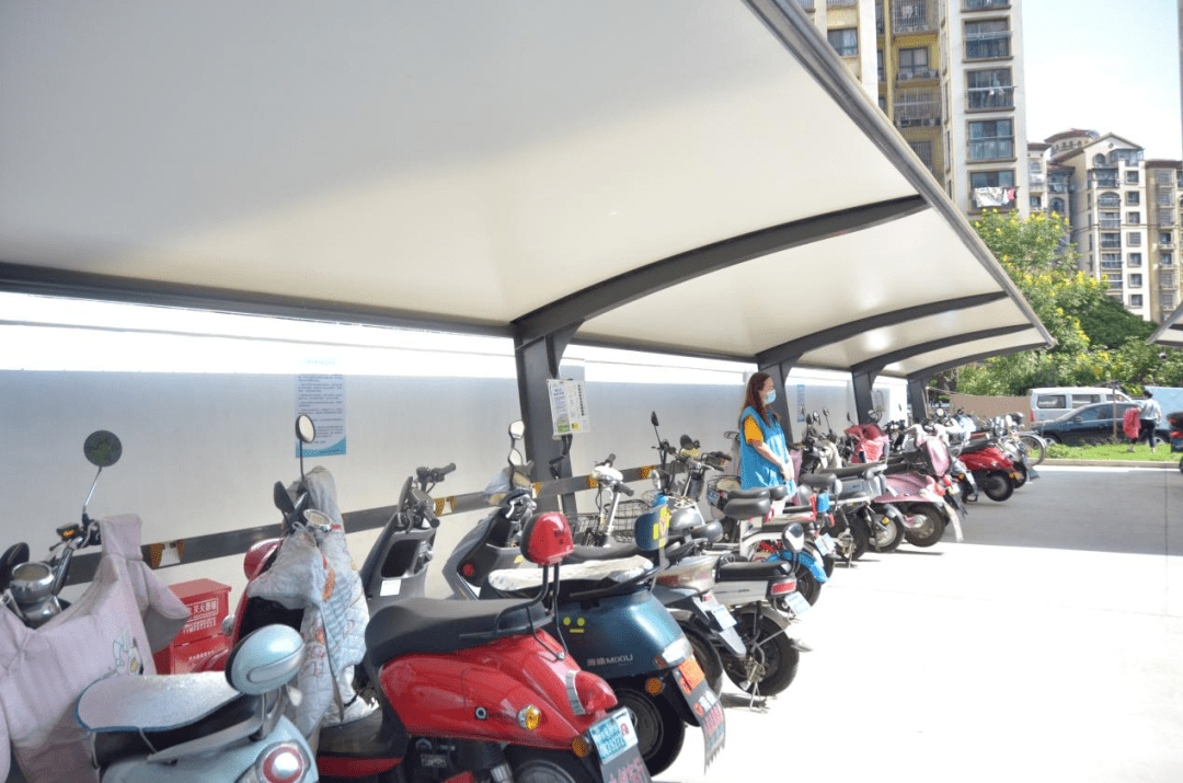 钟楼:今年市区范围首个非机动车充电车棚投用