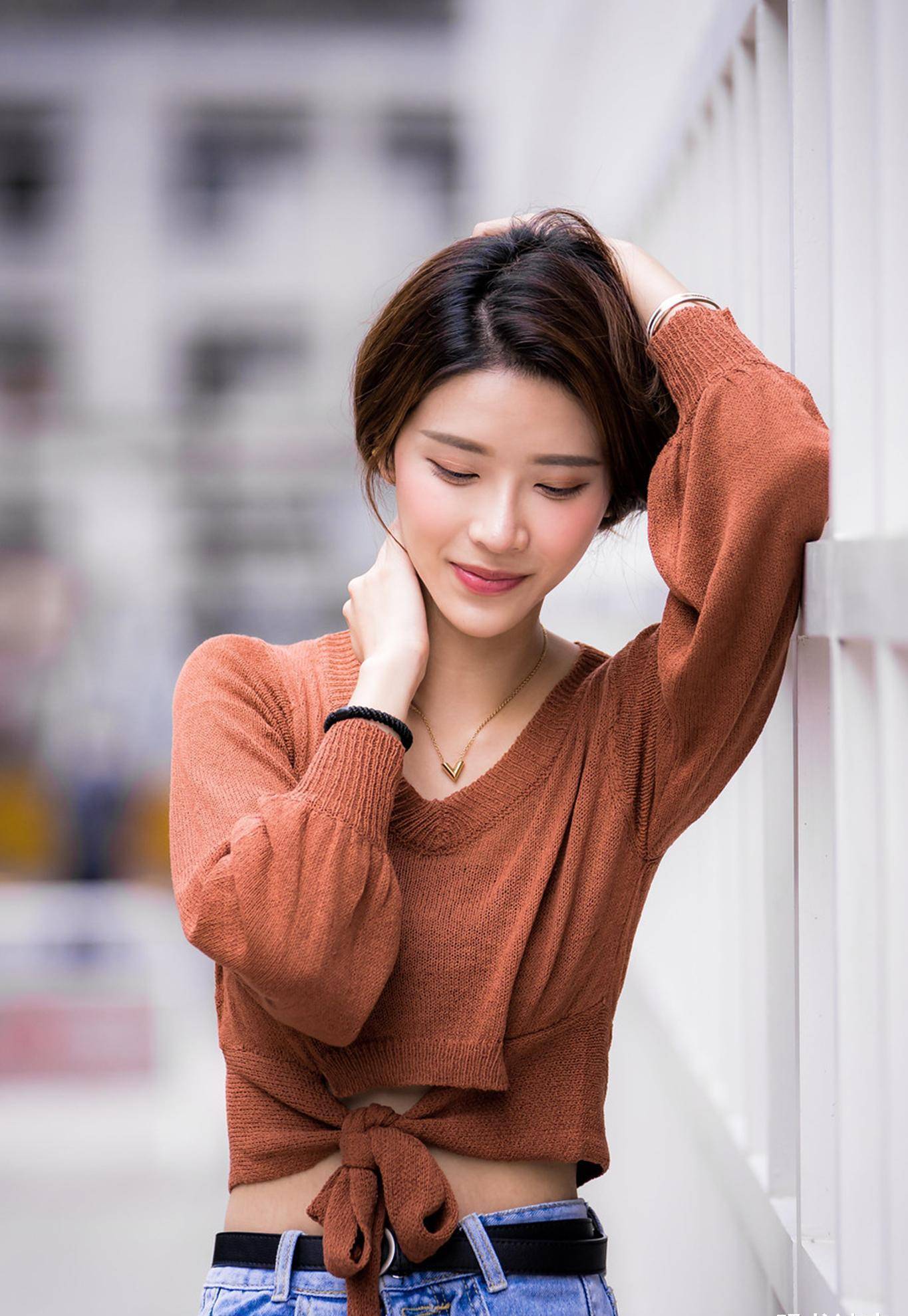气质温柔,笑容甜美的女生,一身简约的穿搭虽然不惹眼,但特别养眼_姑娘