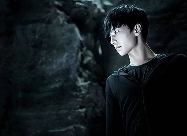 《盗墓笔记》小哥两次下跪,一次安抚血尸,第二次是对先人的尊敬_吴邪