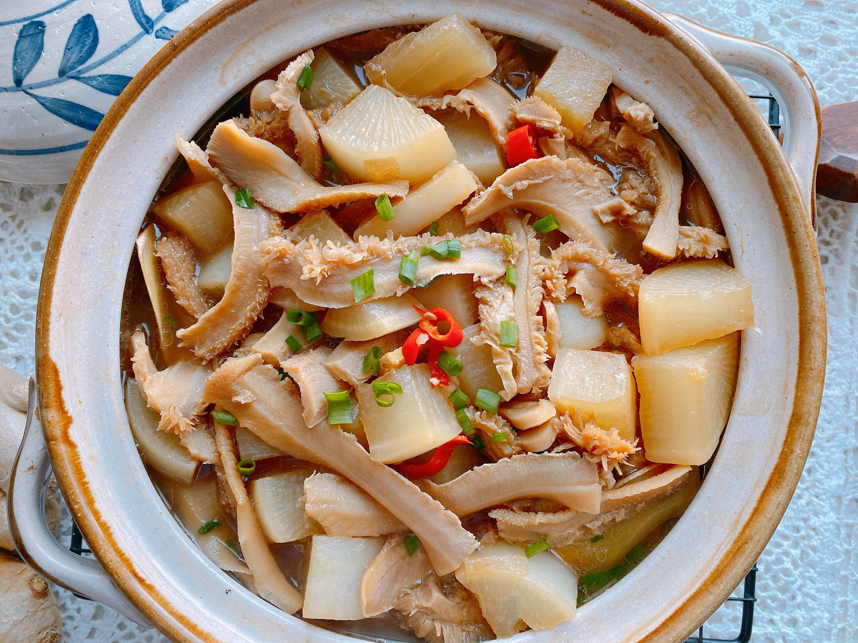 萝卜牛肚煲的做法总结:1,牛肚一定要清洗干净,去除表面的黏液和杂质