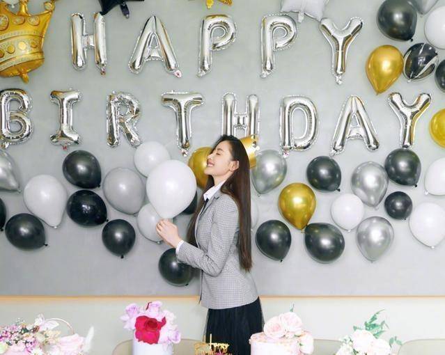 参观张天爱的豪宅,背景墙挂满气球过生日,在家还做女红,很贤惠_照片