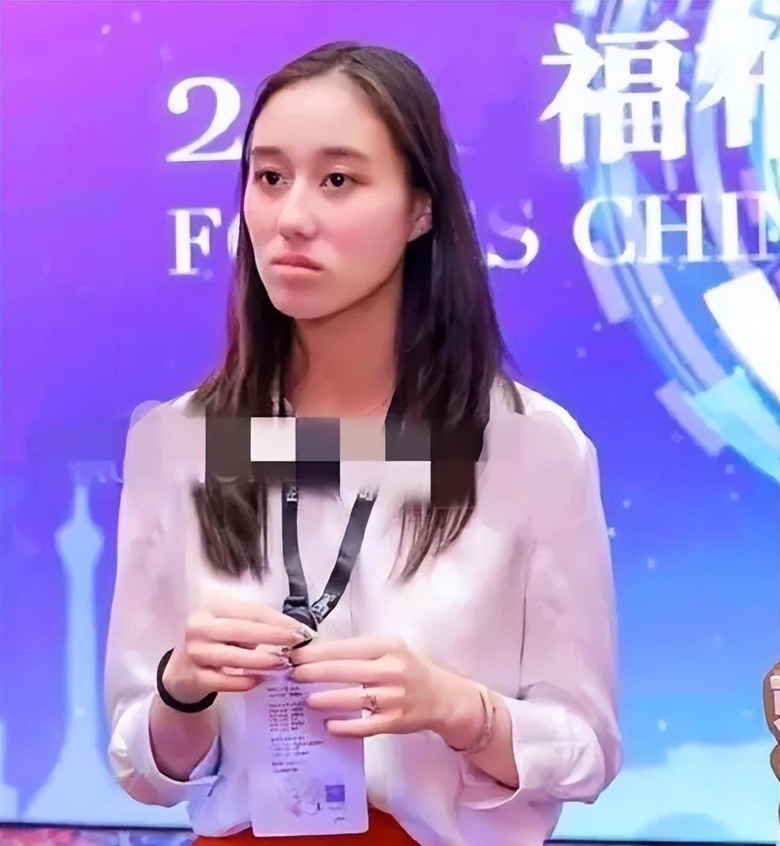 但这几年,何超欣的颜值变得愈发普通了,脸颊瘦削,嘴巴的地包天问题