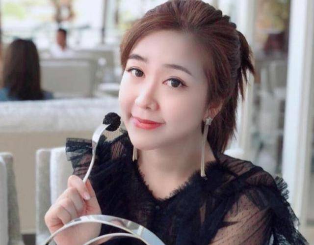 amy姐厚着脸皮讨好王思聪,夸对方睿智有亲和力,想蹭流量出道_宣云