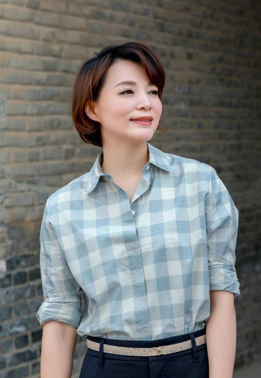 董卿气质不一般,"烂大街"衬衫也能穿出高级感,人群之中太出众