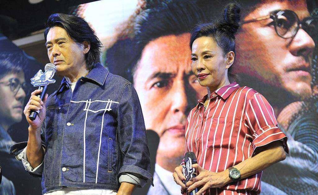 周润发陈荟莲真实自拍,没修图没遮皱纹,就是不该扎丸子头装嫩!