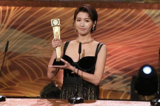 蔡思贝,从全网说的负评港姐到tvb首个90后视后的蜕变之路_成为了_网络