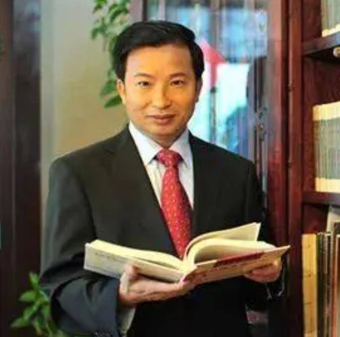 当神州大地上燃起改革开放的烽火时,杜伟民从里面嗅到了不一样的气息