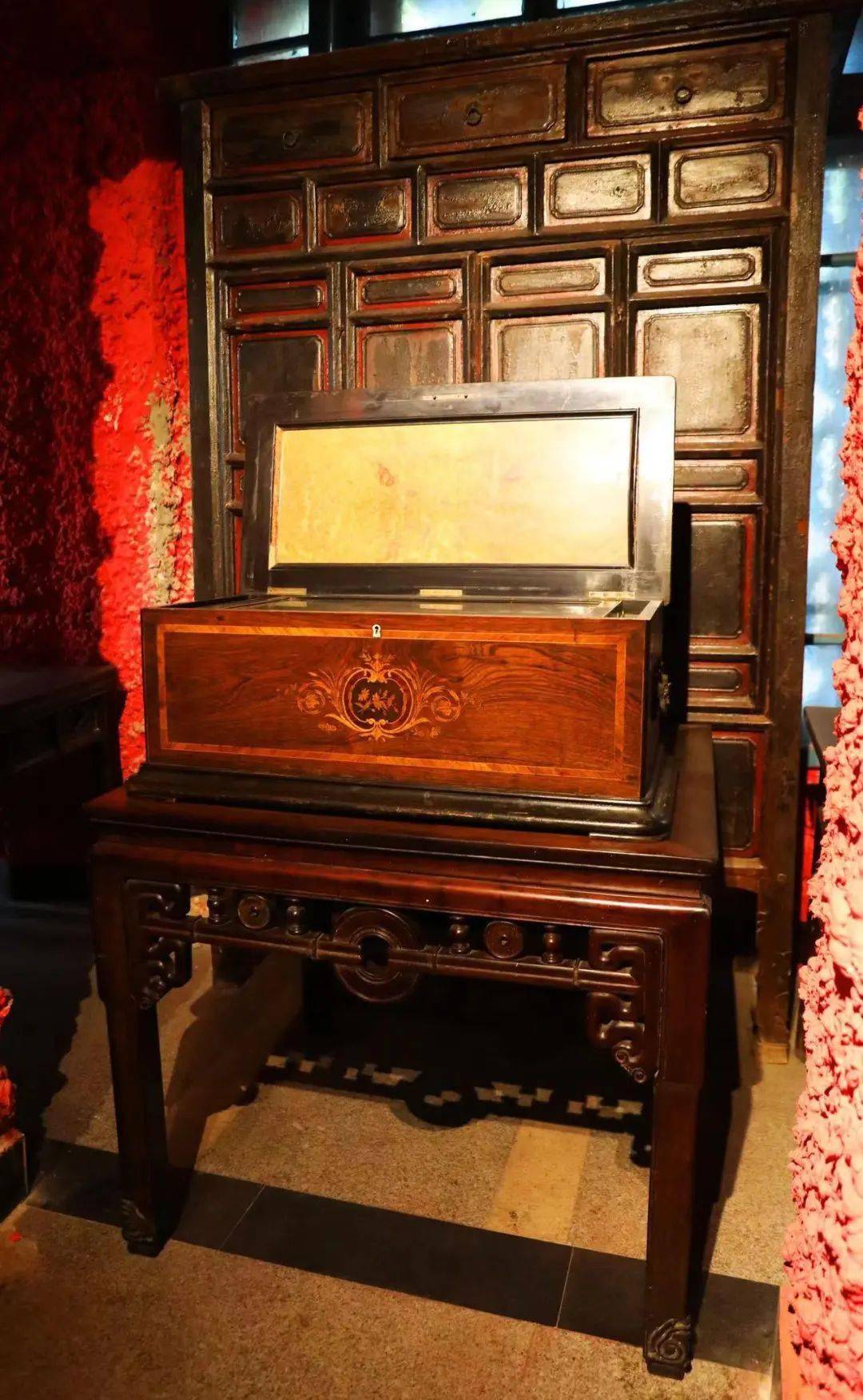 "让文物活起来",明清古董首次登上话剧舞台——清代八音盒_中国_房子