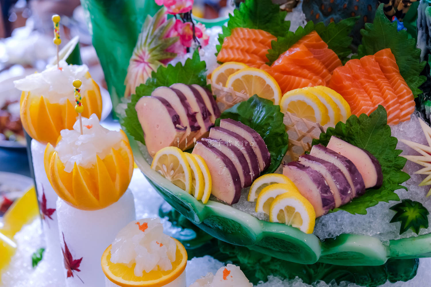 造型奇特的冰山,红酒鹅肝,三文鱼刺身,龙虾刺身等美味在上面汇集,令人