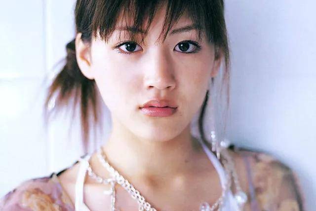 于是出演了《唯爱》和大家比较熟知的《白夜行》饰演一个恶女但出乎